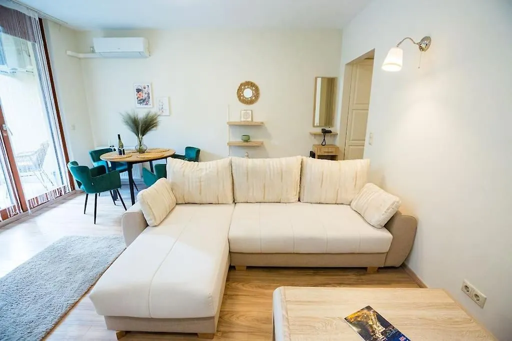 Familyoasis In Vibrant Ujlipot Apartment Budapest